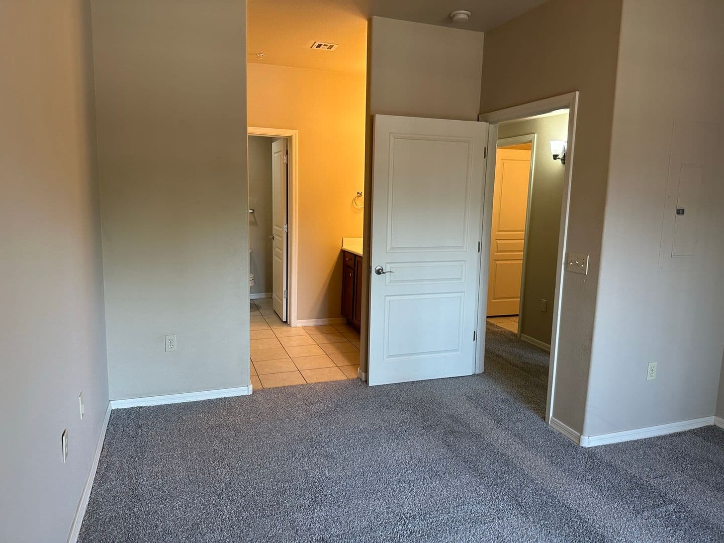 Tempe Apartment: 1117 E. 8th St. #A2001