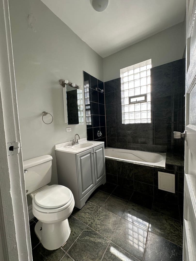 Chicago Apartment: 5611 S Princeton Ave,