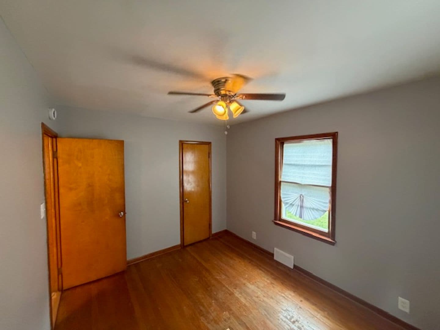 South Holland House: 16428 S Park Ave