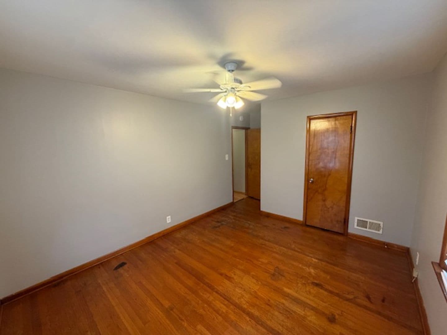 South Holland House: 16428 S Park Ave
