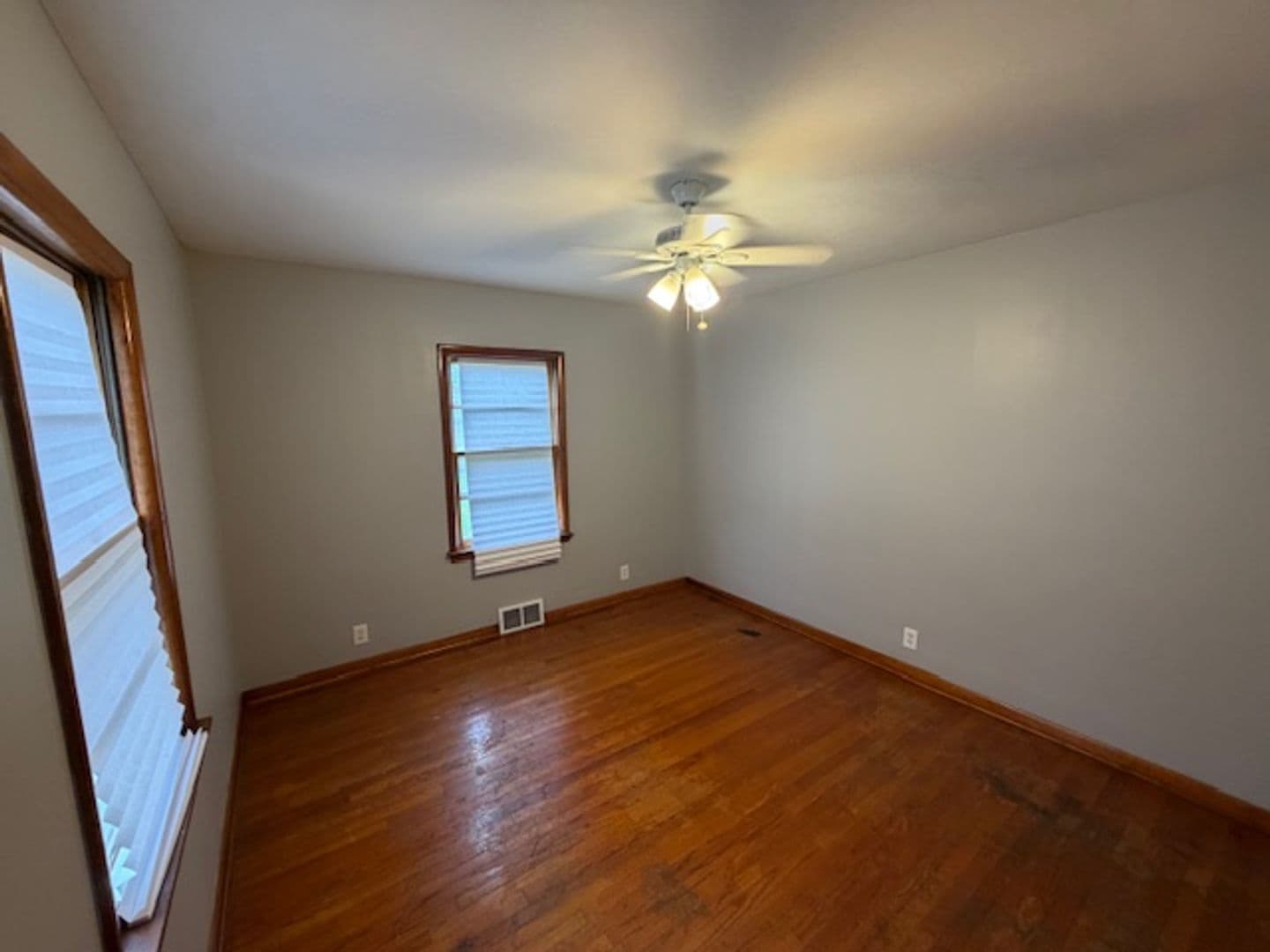 South Holland House: 16428 S Park Ave