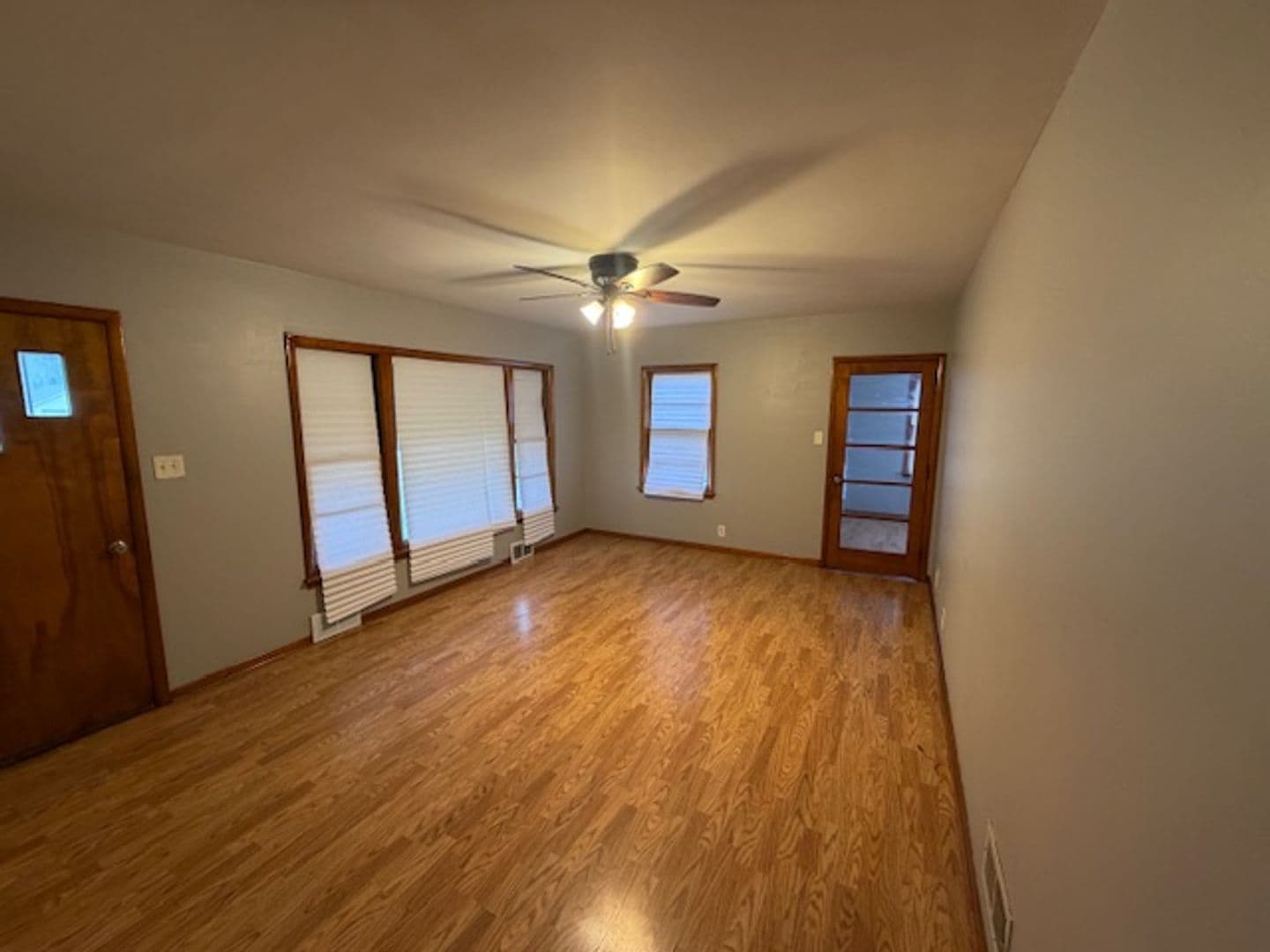 South Holland House: 16428 S Park Ave
