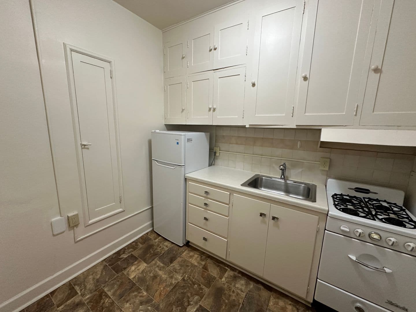 Grand Forks Apartment: 114 1/2 N 3rd St