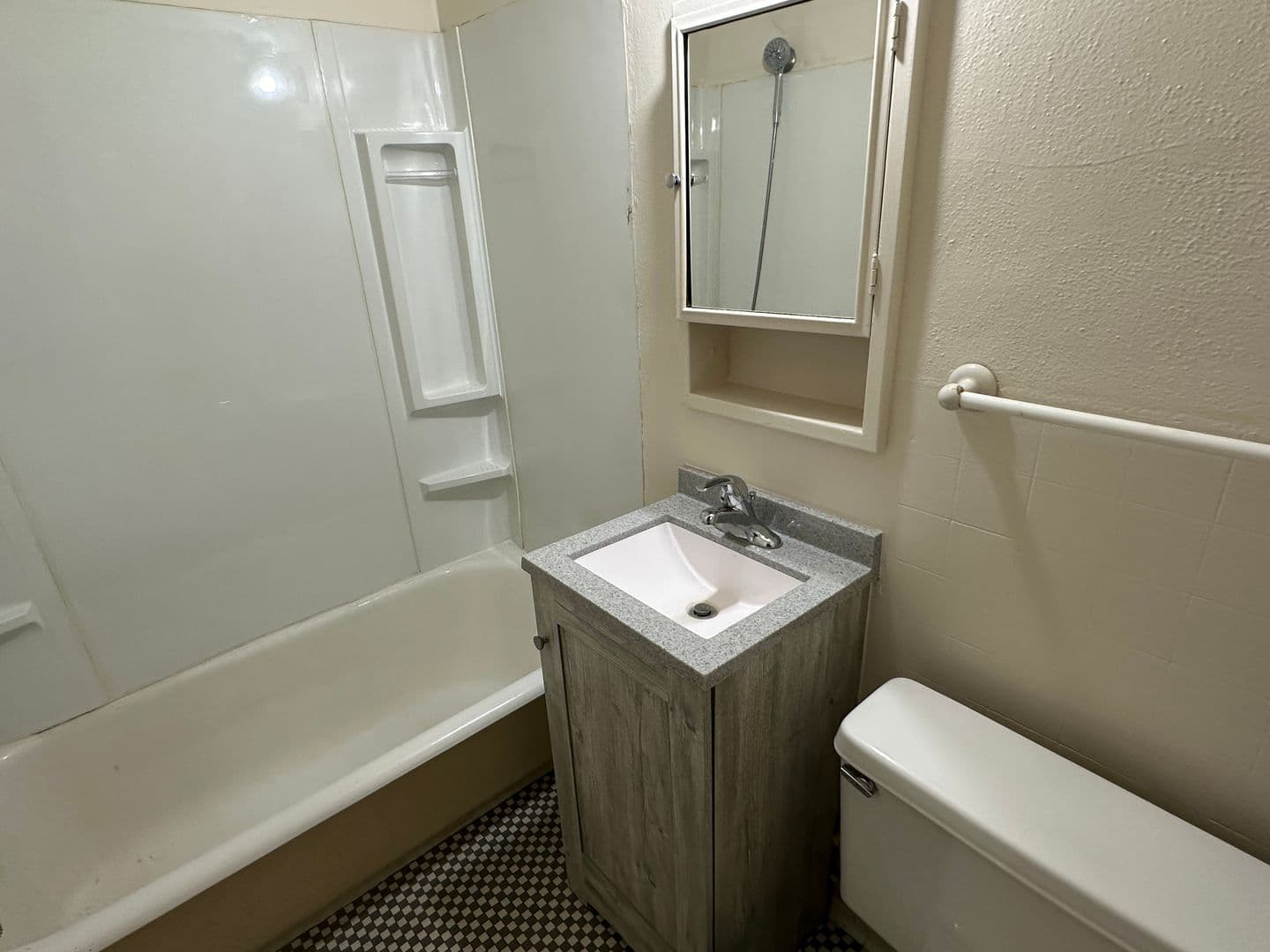 Grand Forks Apartment: 114 1/2 N 3rd St