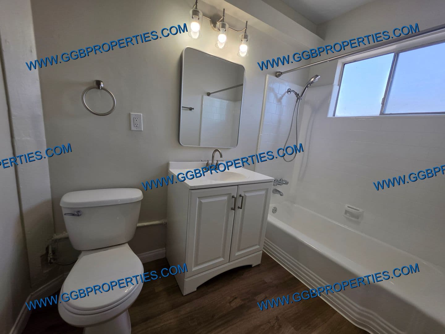 Long Beach Apartment: 1050 E Harding St
