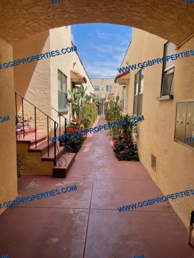 Long Beach Apartment: 824 Maine Ave