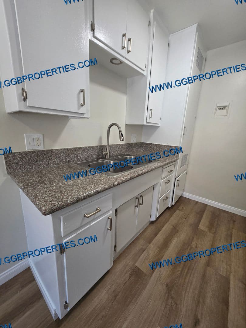 Long Beach Apartment: 1050 E Harding St