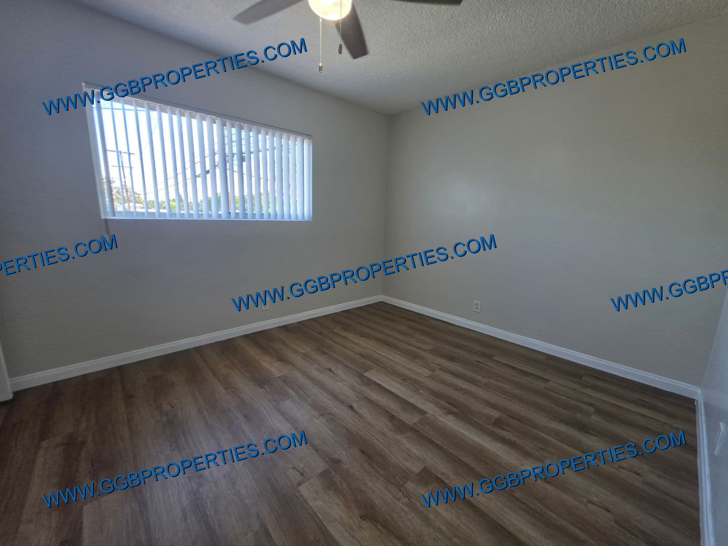 Long Beach Apartment: 1050 E Harding St