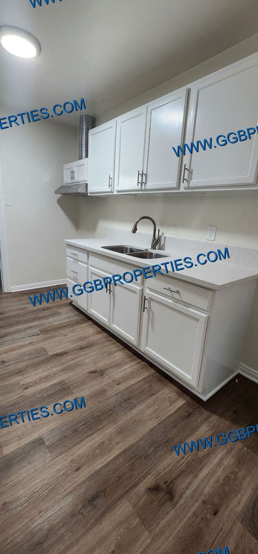 Long Beach Apartment: 2365-2371 Eucalyptus Ave