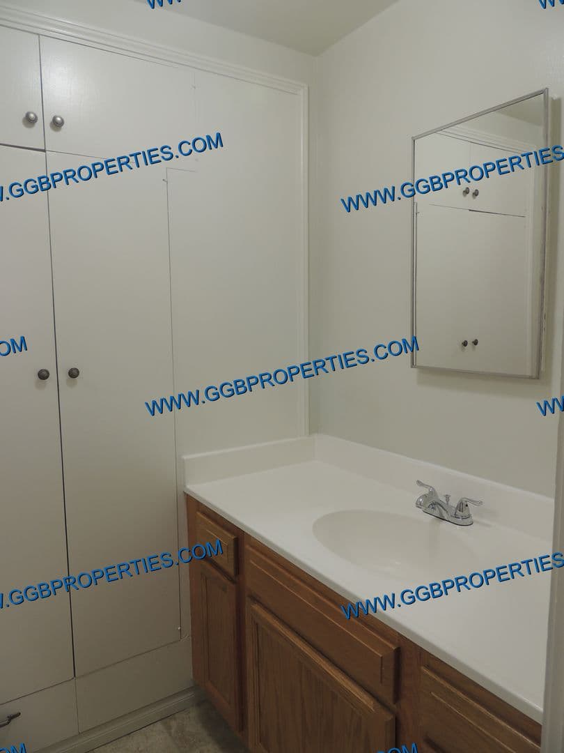 Long Beach Apartment: 10 Bay Shore Ave