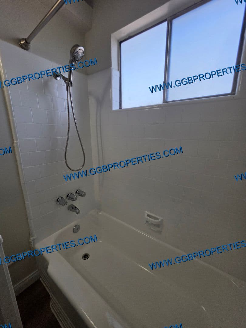 Long Beach Apartment: 1050 E Harding St