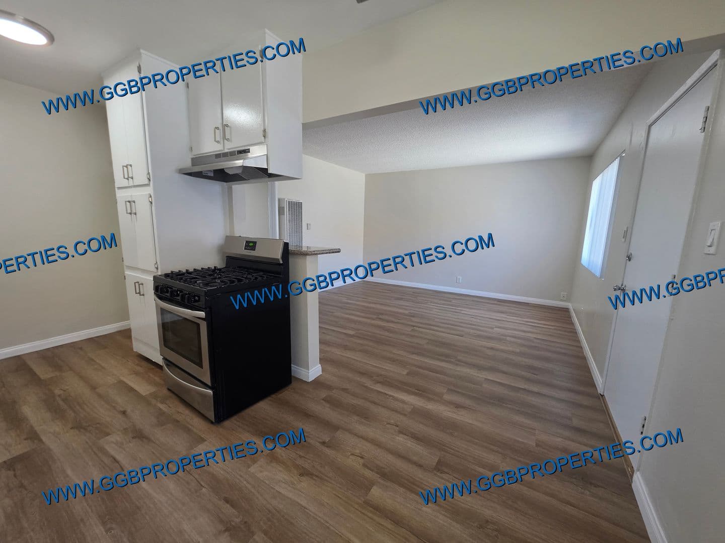 Long Beach Apartment: 1050 E Harding St