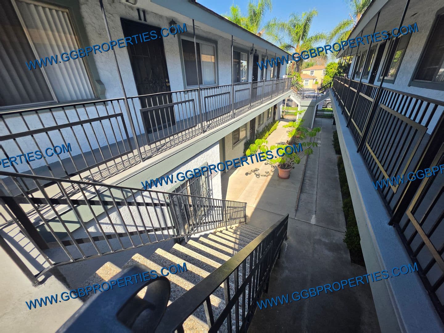 Long Beach Apartment: 1050 E Harding St