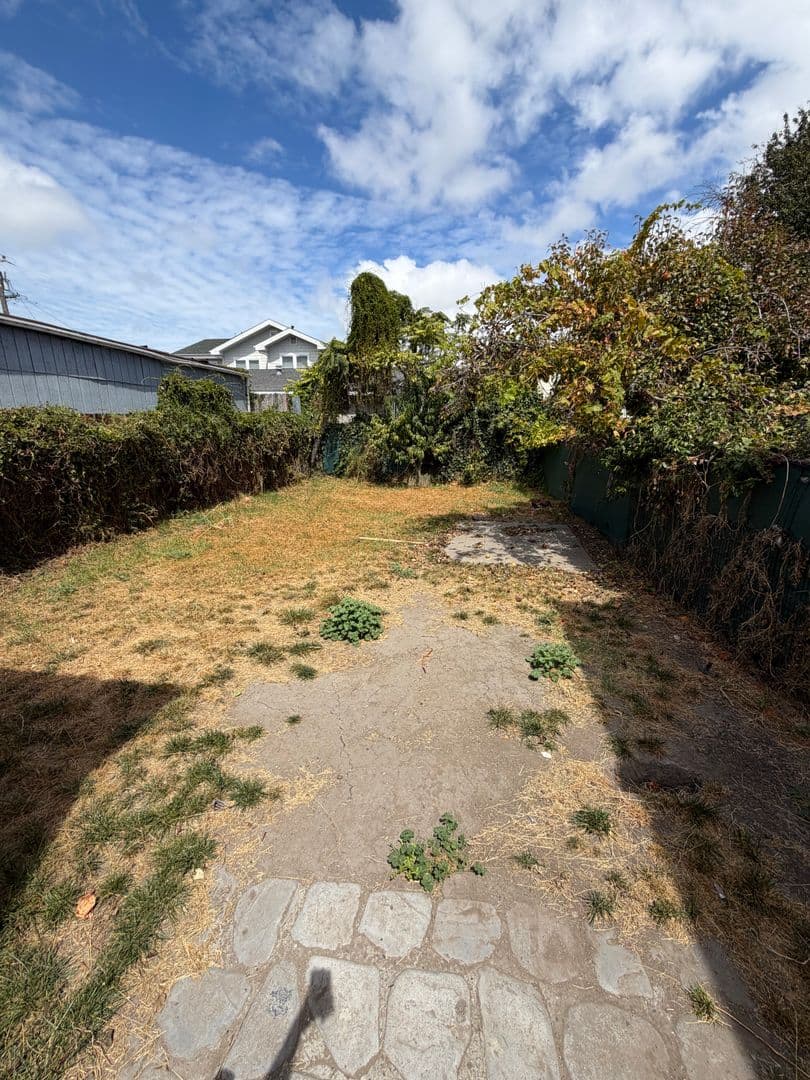 Oakland House: 828 21st St