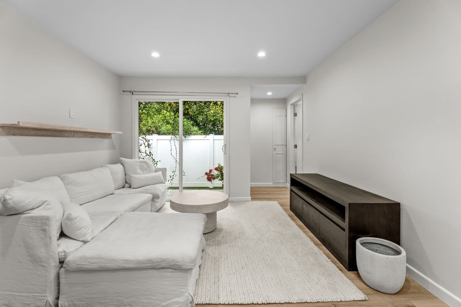 Santa Monica Apartment: 2708-2710 2nd Street