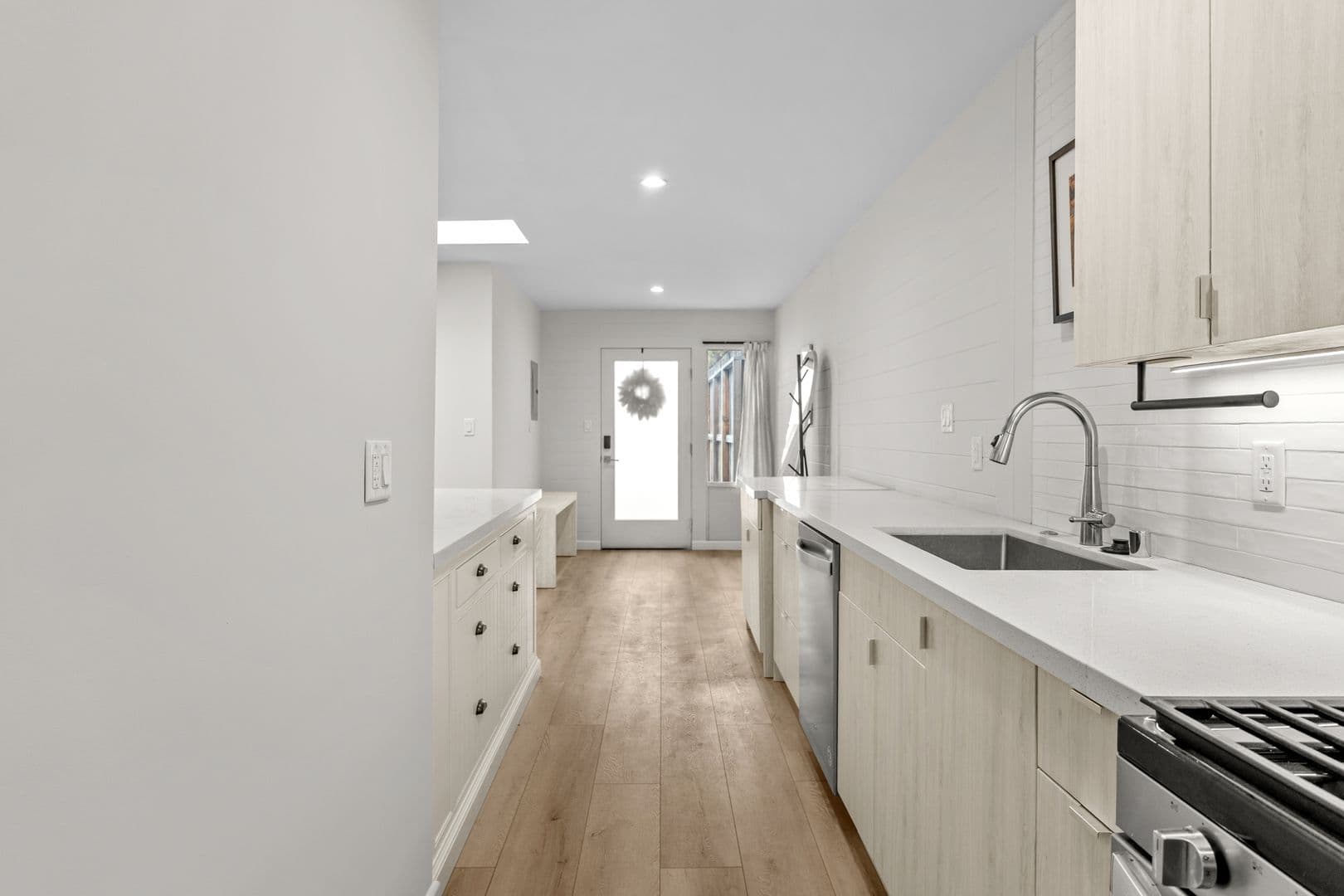 Santa Monica Apartment: 2708-2710 2nd Street