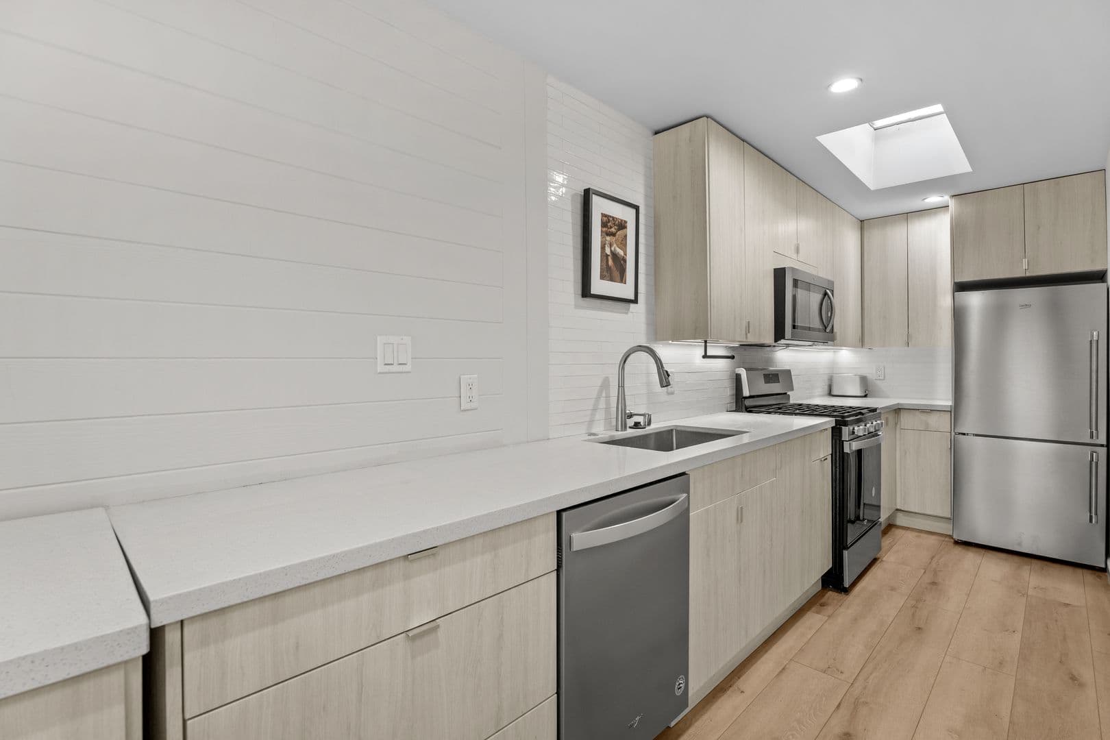 Santa Monica Apartment: 2708-2710 2nd Street