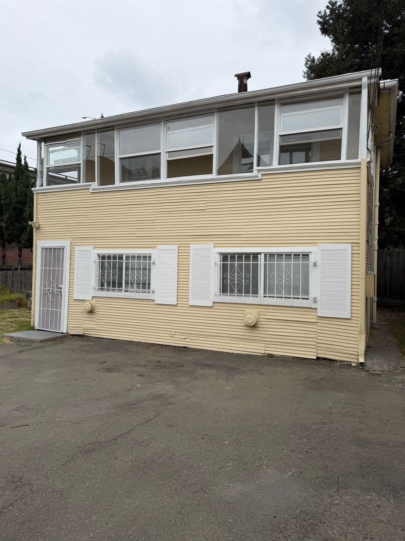Oakland Apartment: 544 32nd St