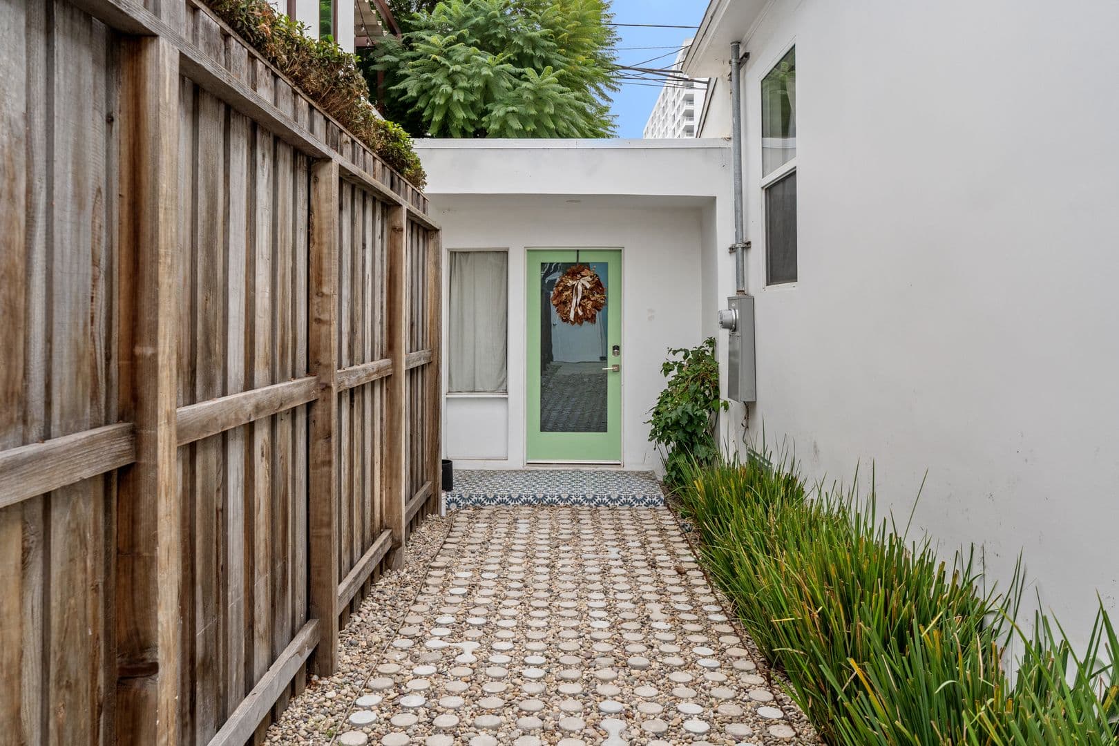 Santa Monica Apartment: 2708-2710 2nd Street