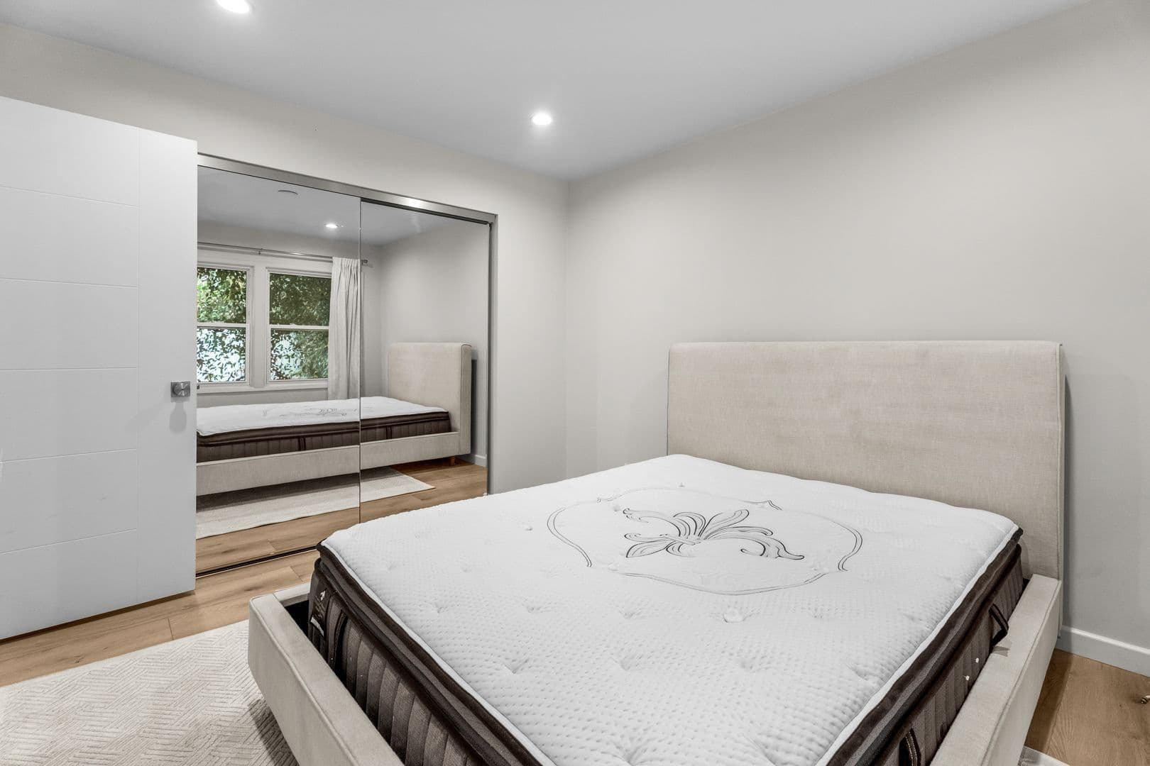 Santa Monica Apartment: 2708-2710 2nd Street