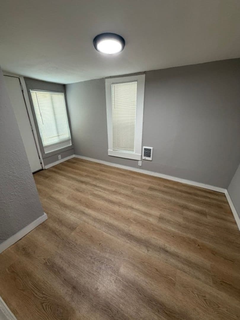 Oakland House: 828 21st St