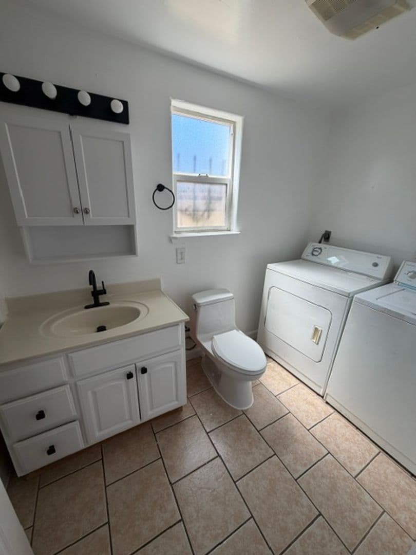 Oakland Apartment: 542 Lewis St