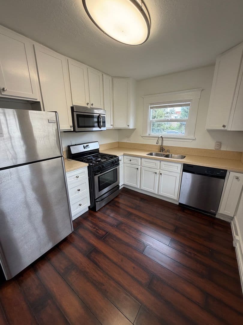 Oakland Apartment: 544 32nd St