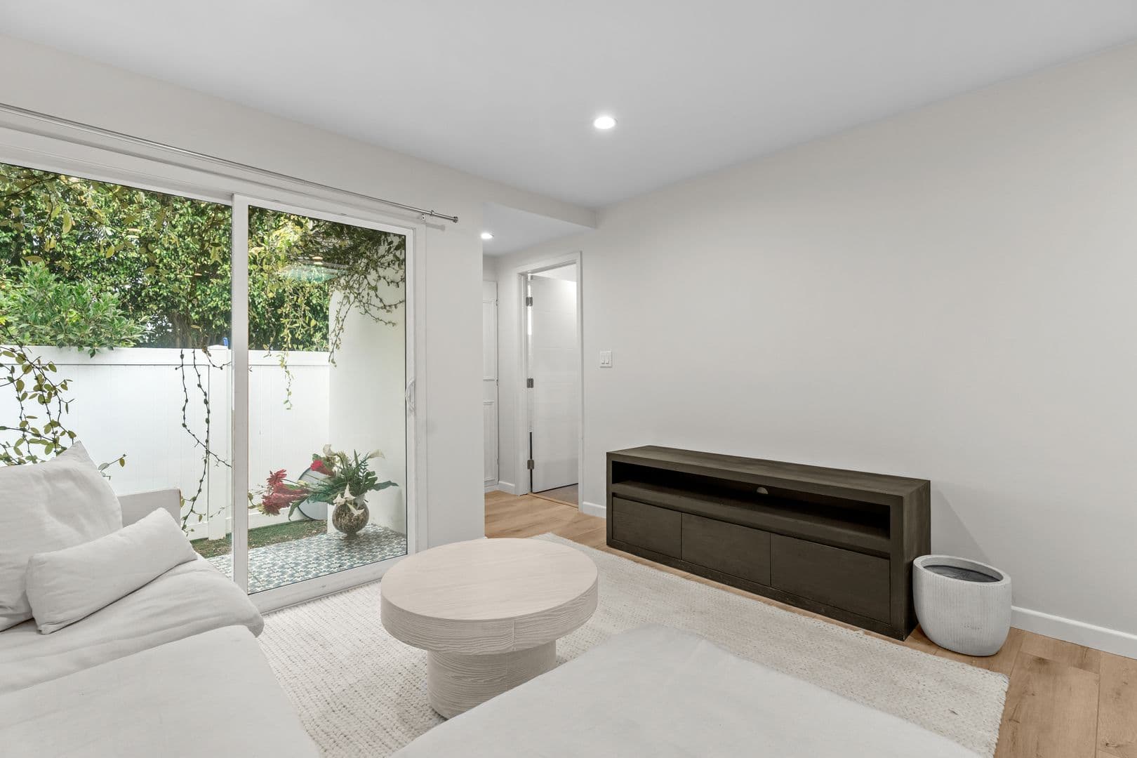 Santa Monica Apartment: 2708-2710 2nd Street