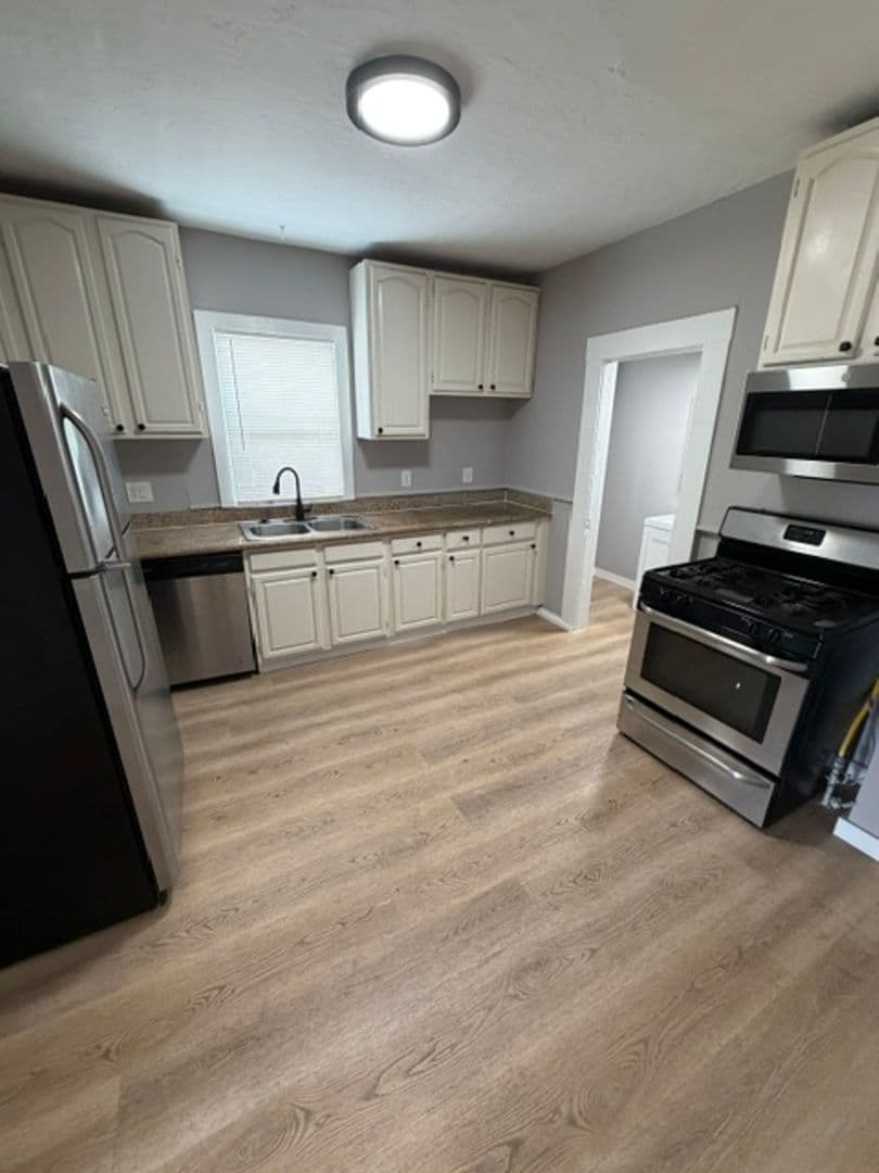 Oakland House: 828 21st St
