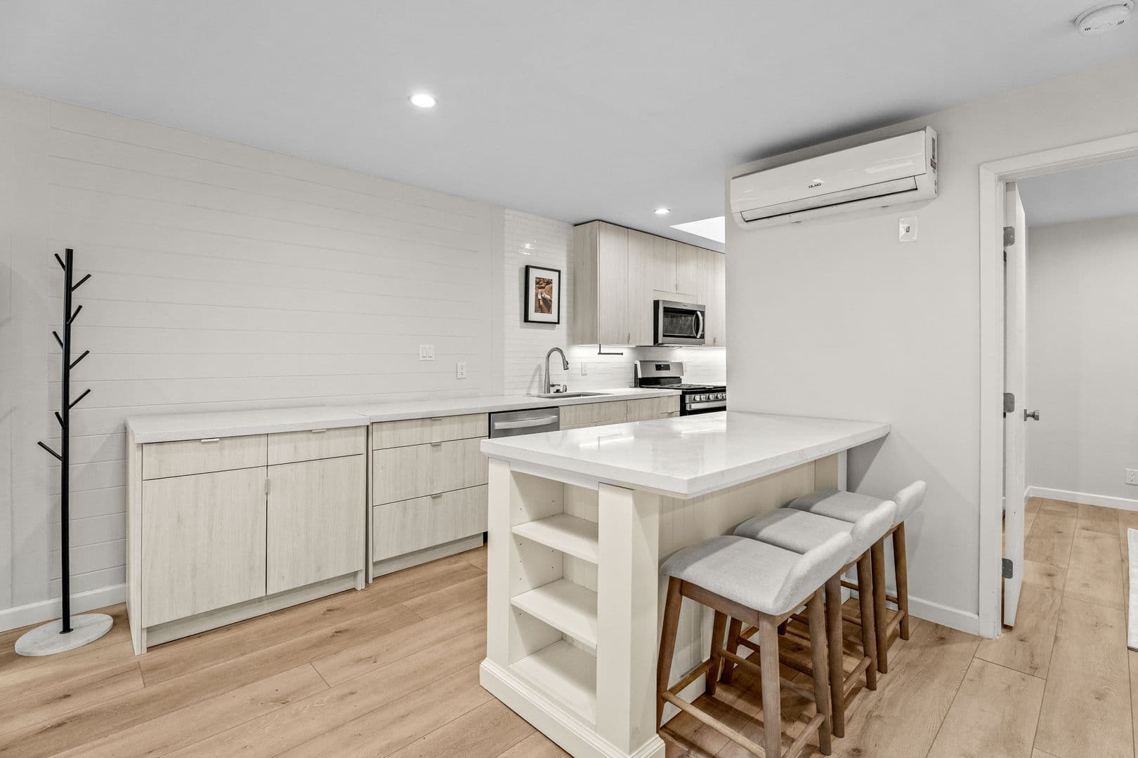 Santa Monica Apartment: 2708-2710 2nd Street