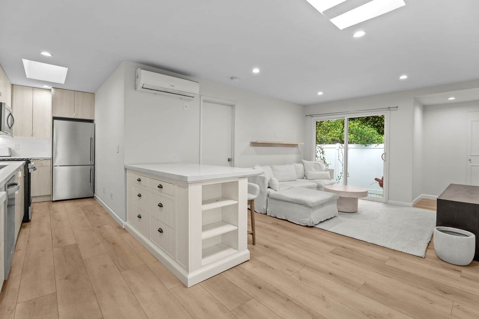 Santa Monica Apartment: 2708-2710 2nd Street