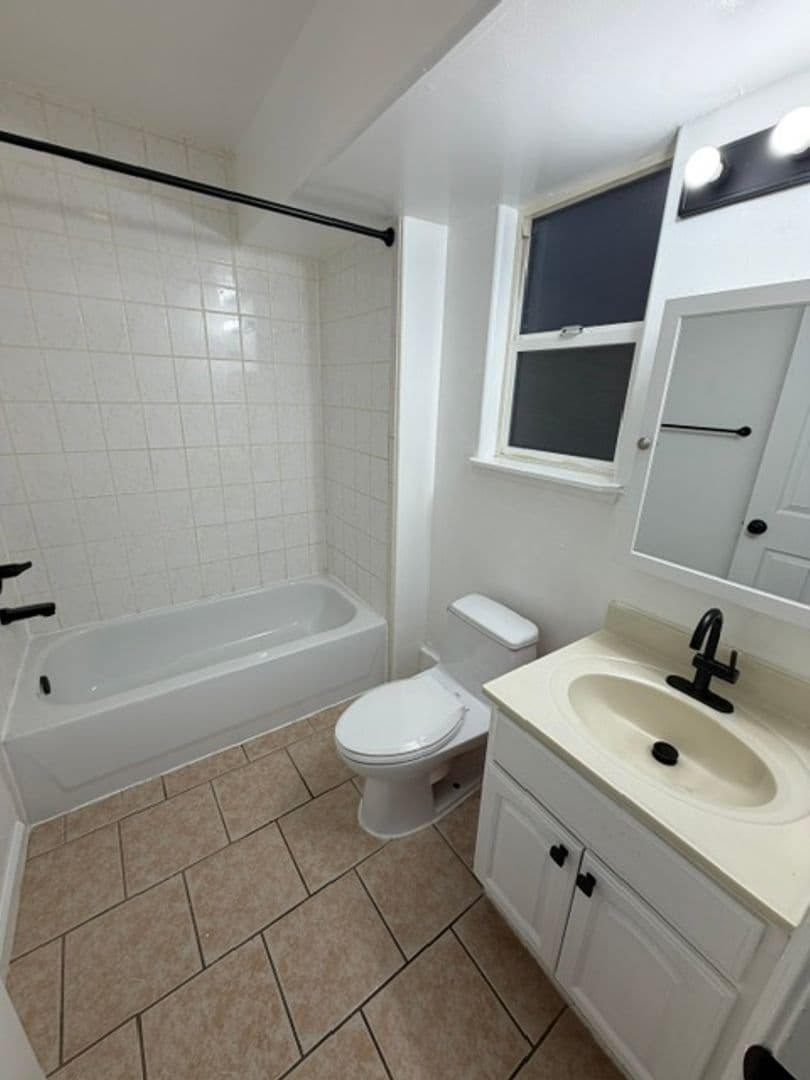 Oakland Apartment: 542 Lewis St