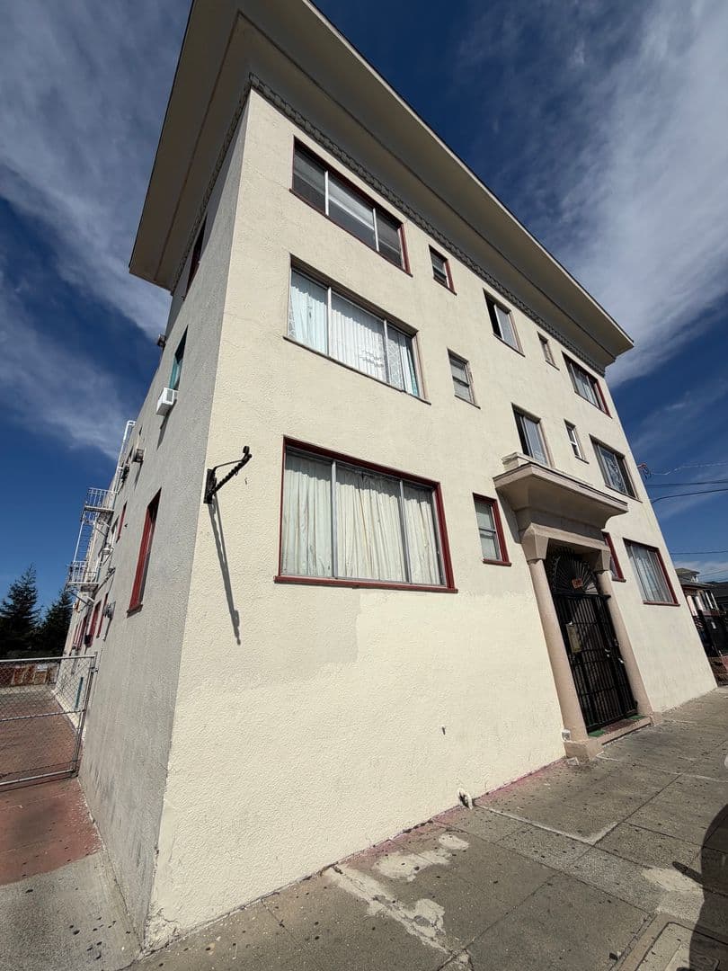 Oakland Apartment: 1501 38th Avenue