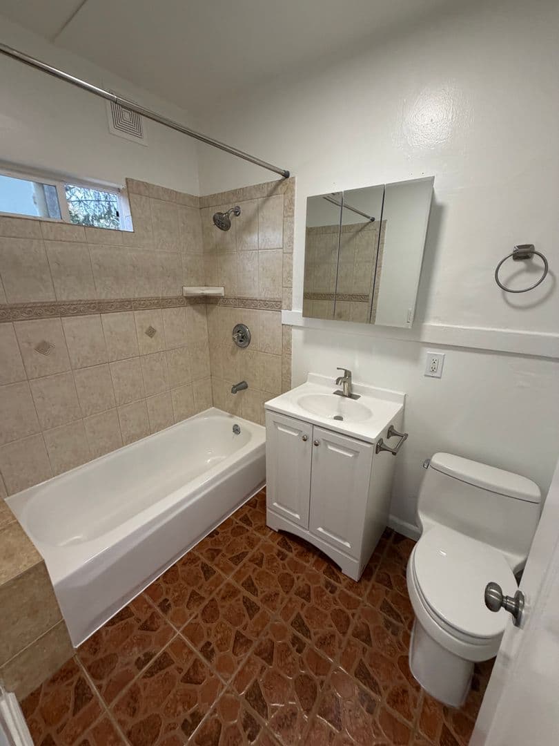 Oakland Apartment: 544 32nd St