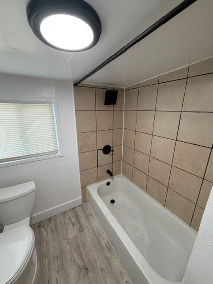 Oakland House: 828 21st St
