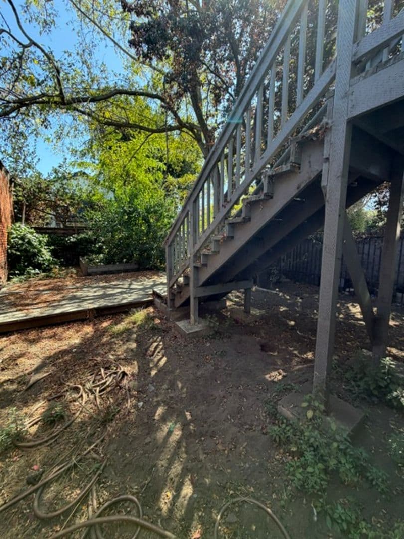 Oakland Apartment: 542 Lewis St