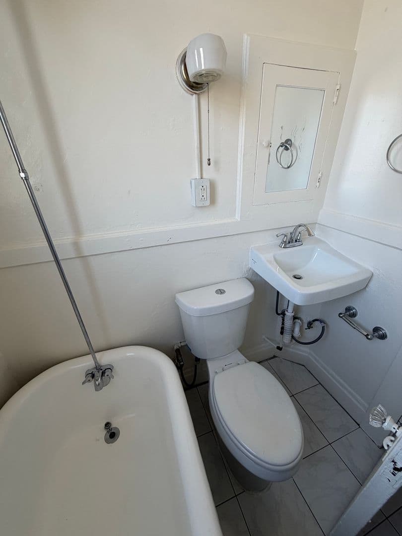 Oakland Apartment: 2317 San Pablo Ave