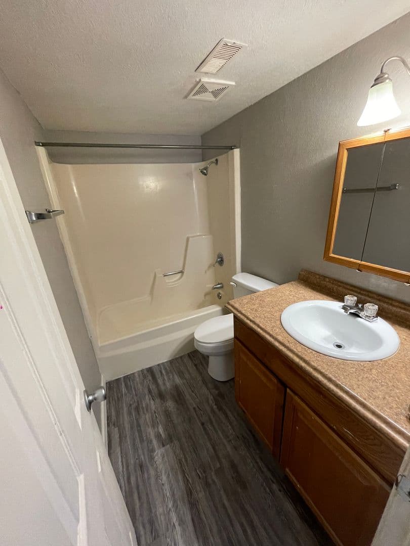 Del City Apartment: 3451 SE 44th St