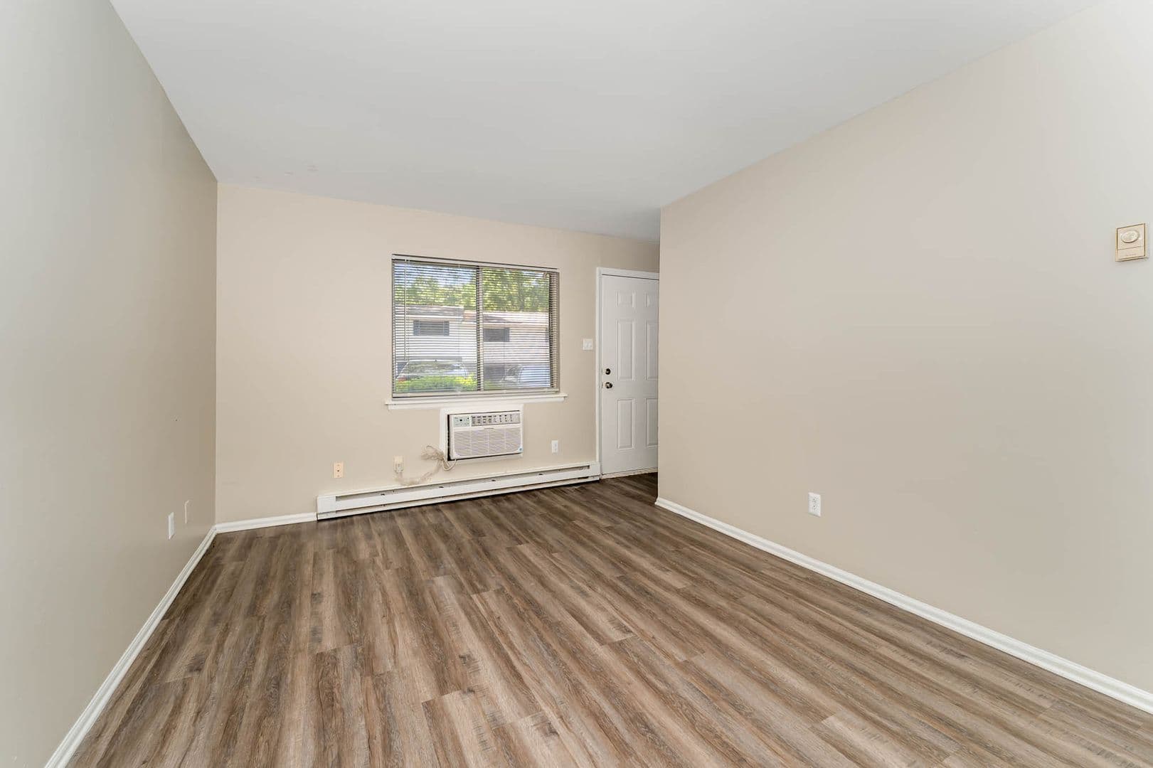 Greensboro Apartment: 3902 Overland Heights