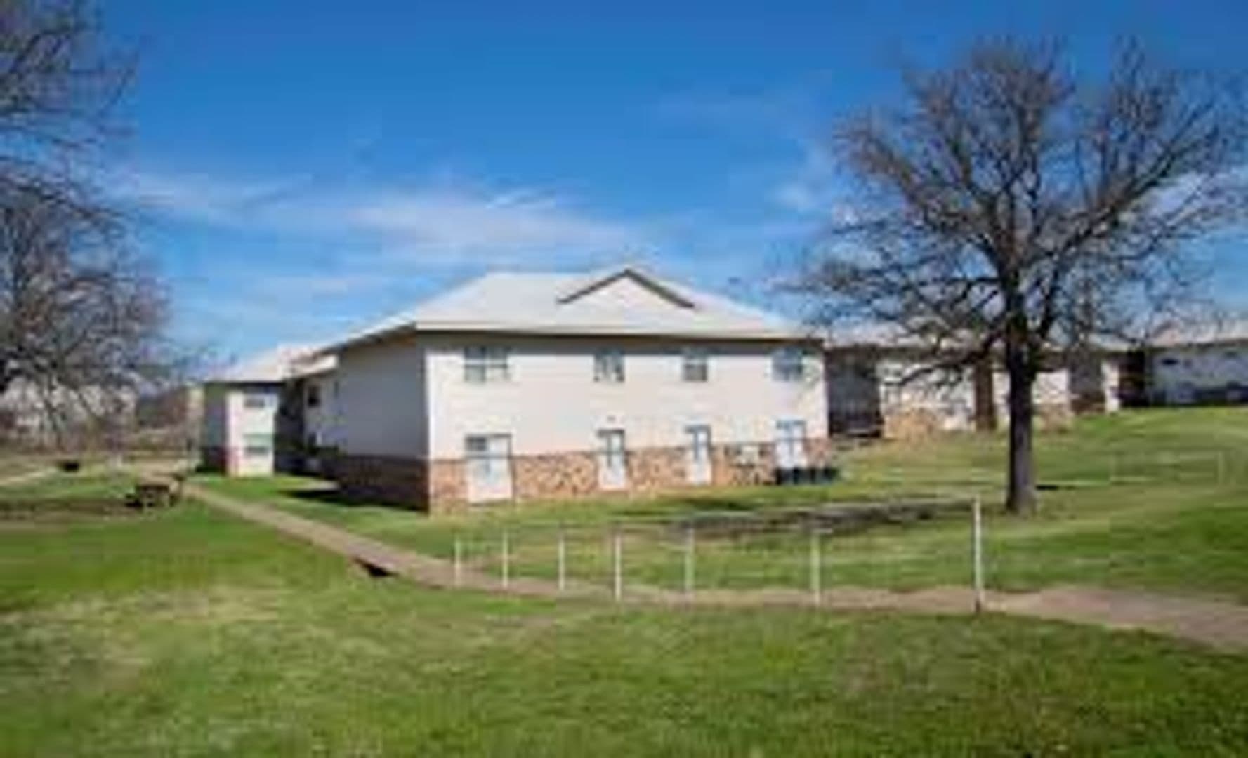Durant Apartment: 1901 W Mississippi St