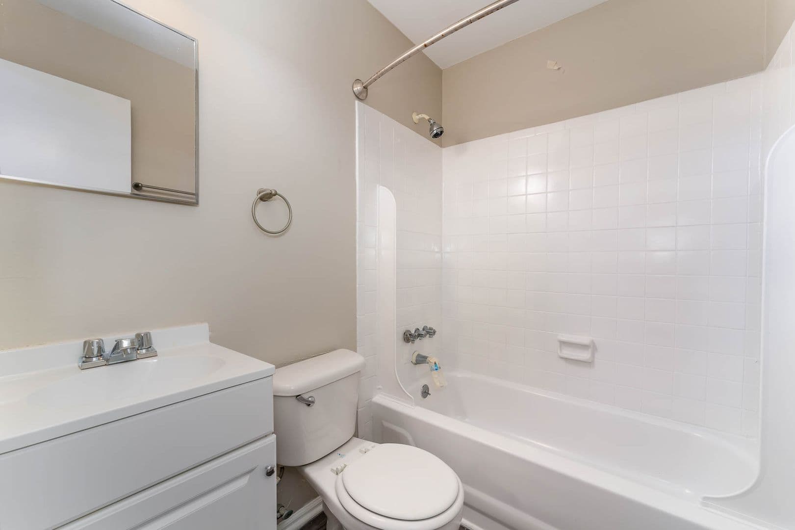 Greensboro Apartment: 3902 Overland Heights