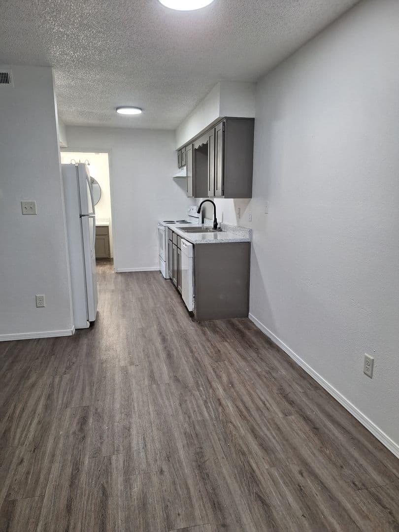 Springfield Apartment: 3020 W Farm Rd 164