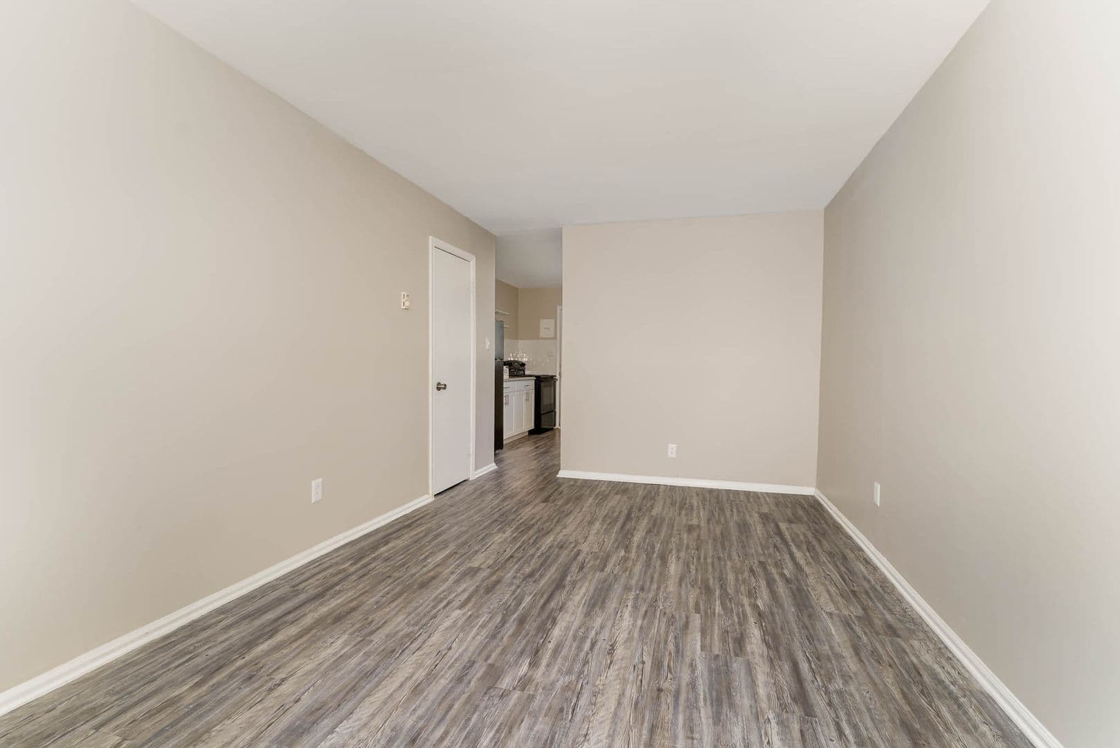 Greensboro Apartment: 3902 Overland Heights