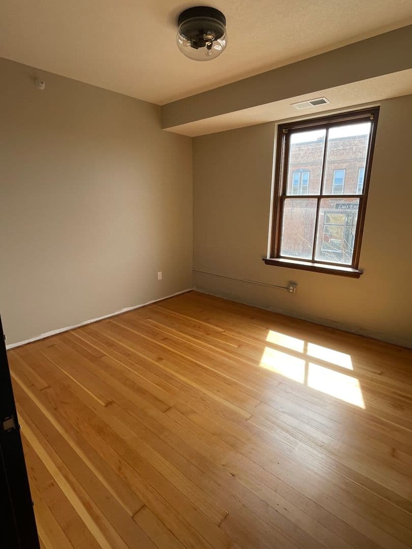 Northfield Apartment: 422 Division Street
