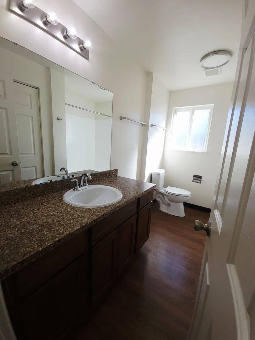 Kent Apartment: 1254-1259 Weiland Street