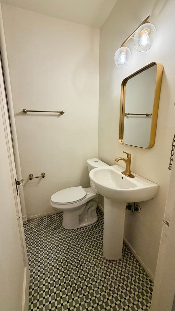 Seattle Apartment: 5234 University Way NE