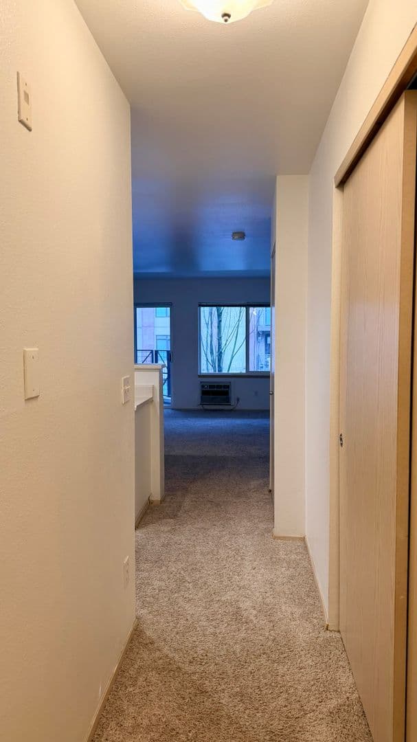 Seattle Apartment: 3230 Eastlake Ave E