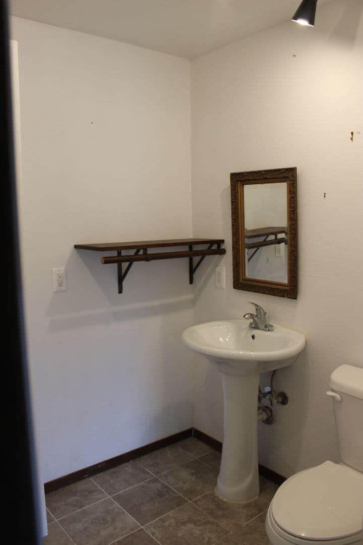 Lockhart House: 1010 W Live Oak - unit B