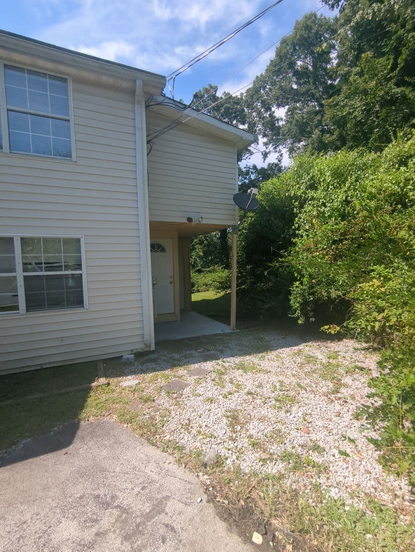 Redbank Apartment: 405 Red Oak Dr
