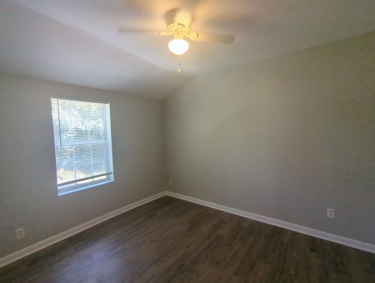 Redbank Apartment: 405 Red Oak Dr